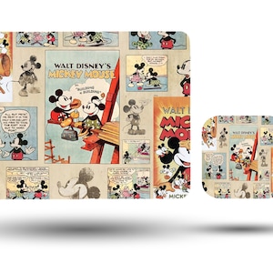 Puede incluir: Una alfombrilla de ratón de estilo vintage con un collage de tiras cómicas de Mickey Mouse. La alfombrilla de ratón es beige con acentos rojos, negros y blancos. El texto "WALT DISNEY'S MICKEY MOUSE" aparece en la alfombrilla de ratón.