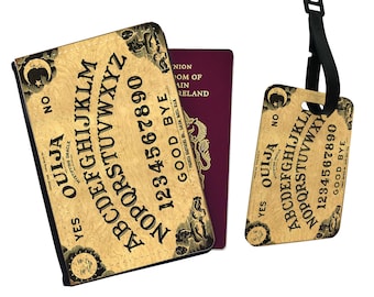Könnte beinhalten: Ein Reisepass-Etui und ein Gepäckanhänger mit einem Vintage-Ouija-Brett-Design. Das Etui und der Anhänger sind aus braunem Material mit Holzmaserung. Das Ouija-Brett-Design enthält die Buchstaben des Alphabets, Zahlen und die Wörter "YES", "NO" und "GOOD BYE".