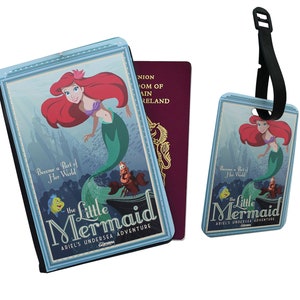 Puede incluir: Un portapasaporte y una etiqueta de equipaje azul y blanco con Ariel, la Sirenita, de la película de Disney. El texto en el portapasaporte y la etiqueta dice "Become a part of her world, The Little Mermaid, Ariel's Undersea Adventure".