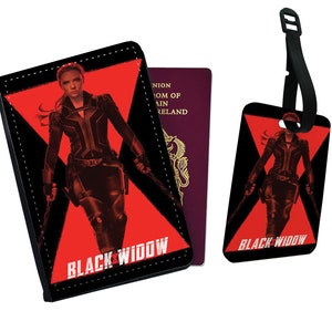 Peut inclure: Ensemble de porte-passeport et d'étiquette à bagages Black Widow. L'ensemble présente un design rouge et noir avec une silhouette de Black Widow tenant deux armes. Le texte "Black Widow" est imprimé sur les deux articles.