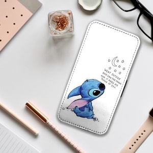 Może przedstawiać: Białe etui na telefon z niebieską postacią Stitch z filmu Lilo & Stitch. Etui zawiera cytat: "Went outside and saw the moon and it made me think of you." z gwiazdami i półksiężycem nad cytatem.