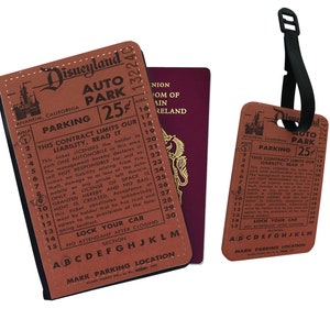 Puede incluir: Un porta-entradas de cuero marrón Disneyland Auto Park con una correa negra. El porta-entradas tiene el texto "Disneyland Auto Park 25¢" y "This contract limits our liability, read it" impreso en él. El porta-entradas es un recuerdo de estilo vintage.