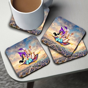 Könnte beinhalten: Vier quadratische Untersetzer aus Holz mit einem aufgedruckten Bild von Aladdin und Jasmin, die auf einem fliegenden Teppich über einer Stadtkulisse schweben. Die Untersetzer sind in einem blauen, violetten und goldenen Farbschema gehalten.