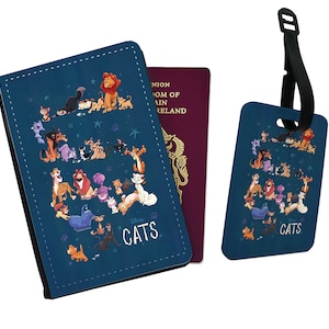 Personligt passfodral i konstläder och bagageetikett Disney Cheshire Cat Aristocats Pinocchio Simba Mufasa Timon och Pumbaa