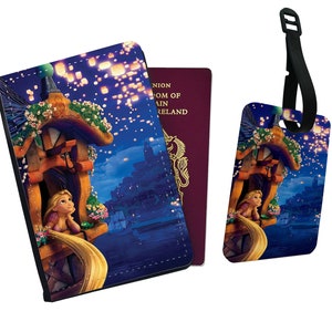 Gepersonaliseerde kunstleren paspoorthoes en bagagelabel Disney Tangled Summer Disney Rapunzel Flynn Love Lamps Prince Disneyland-cadeau