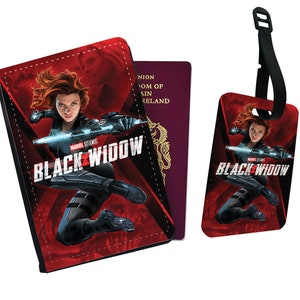 Peut inclure: Ensemble de porte-passeport et d'étiquette à bagages Black Widow. L'ensemble présente un design rouge et noir avec une photo de Black Widow du film Black Widow de Marvel Studios. Le texte "Marvel Studios Black Widow" est imprimé sur le porte-passeport et l'étiquette.