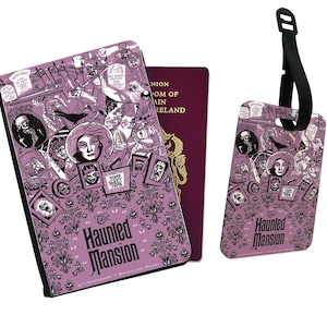 Op de afbeelding: Een paarse paspoorthouder en bagagelabel met een collage van illustraties uit de Haunted Mansion-attractie in Disneyland. De tekst "The Haunted Mansion" staat op beide items.