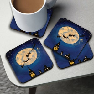 Puede incluir: Conjunto de cuatro posavasos cuadrados con una pintura caprichosa de Peter Pan, Wendy y John volando sobre Londres con el Big Ben en primer plano. La pintura está ambientada en un cielo nocturno azul oscuro con luna llena y estrellas.