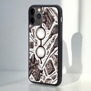 Puede incluir: Carcasa de teléfono en blanco y negro con un patrón de varios objetos mágicos, incluyendo un par de gafas, una pluma, un libro y una escoba. La carcasa tiene un borde negro.