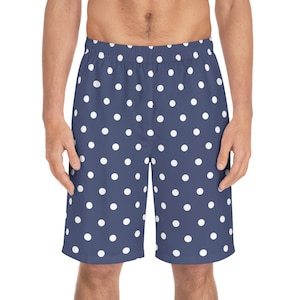 Può includere: Pantaloncini blu navy con pois bianchi. I pantaloncini hanno un elastico in vita e una vestibilità rilassata. Adatti per abbigliamento casual o per rilassarsi.