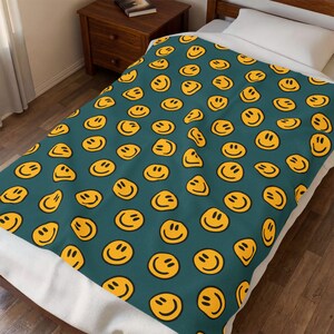 Transformative Teal Smiley Pattern Blanket, Retro Throw for Home Decor & Relaxing Evenings - Fun Gift for Style Lovers, Velveteen Plush Cozy