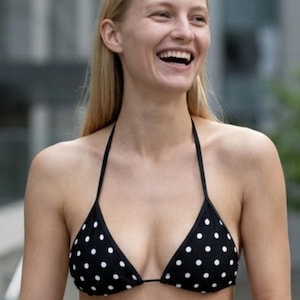 CC Resort | Schwarzer Bikini mit Polka-Dots, Triangel-Oberteil und Bikinihose mit Bindebändern an den Seiten