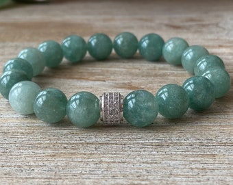 Op de afbeelding: Een groene jade kralen armband met een zilveren bedel met kleine heldere stenen.