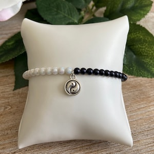 Yin Yang Schwarzer Onyx und weiße Perle Dehnbar Perlen Armband, Balance Armband für Frauen, Schwarz und Weiß Armband, Geschenke für Sie, Yoga Geschenk