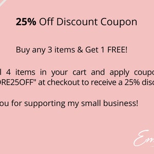 Op de afbeelding: Een roze afbeelding met tekst die een kortingsbon van 25% promoot. De tekst luidt: "Koop 3 items en krijg er 1 GRATIS!" en instrueert klanten om de code "BUYMORE25OFF" te gebruiken bij het afrekenen. Een decoratieve strik staat linksboven.