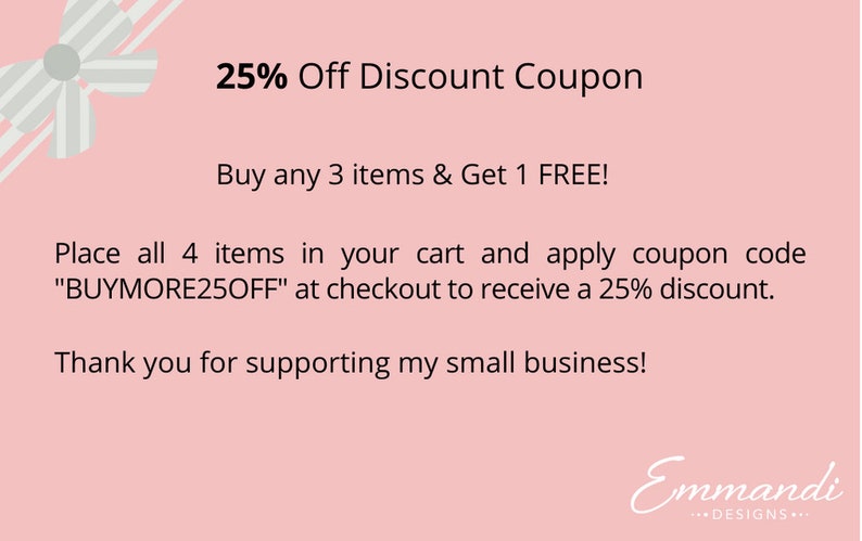 Op de afbeelding: Een roze afbeelding met tekst die een kortingsbon van 25% promoot. De tekst luidt: "Koop 3 items en krijg er 1 GRATIS!" en instrueert klanten om de code "BUYMORE25OFF" te gebruiken bij het afrekenen. Een decoratieve strik staat linksboven.