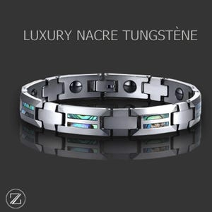 Könnte beinhalten: Ein silbernes Wolfram-Armband mit einer schwarzen und blauen Abalone-Muscheleinlage. Das Armband hat einen magnetischen Verschluss und ist aus strapazierfähigem Metall gefertigt.