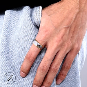 Anillo de tungsteno facetado en plata y oro con bordes pulidos en oro - Alianza de bodas de plata y oro - Anillo de compromiso y promesa para hombres y mujeres |