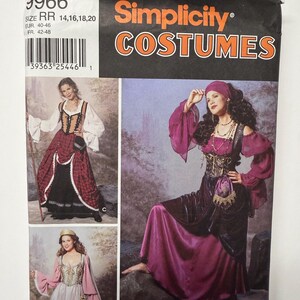 Puede incluir: Un sobre de patrón de costura Simplicity Costumes, número 9966, talla RR 14-20. El frente muestra tres diseños de disfraces de estilo histórico con corpiños, faldas largas y mangas fluidas en tonos morado, rojo y blanco.