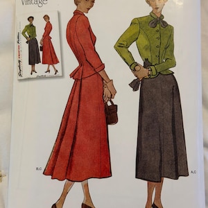 Puede incluir: Un sobre de patrón de costura Simplicity H0227 para ropa vintage de los años 50 en talla U.S. 16-24. La portada presenta ilustraciones de dos conjuntos: un vestido rojo sólido y una combinación de chaqueta verde claro y falda oscura.