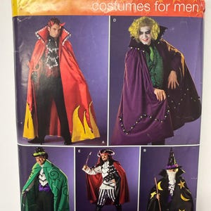 Könnte beinhalten: Ein Simplicity Schnittmusterumschlag 0542 für Kostüme mit Abbildungen von fünf verschiedenen Umhängen und Outfits. Die Verpackung zeigt einen roten Umhang mit Flammenmuster, einen violetten Umhang mit Besatz, einen grünen Umhang, einen roten Piratenumhang und einen schwarzen Zaubererumhang.