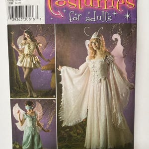 Puede incluir: Un sobre de patrón de costura Simplicity para disfraces, número 3675, talla HH 6, 8, 10, 12. El empaque muestra tres variaciones de atuendos inspirados en hadas, incluyendo un vestido largo con mangas anchas, un vestido corto y una túnica con pantalón.