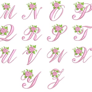Puede incluir: Un conjunto de letras cursivas rosas con un diseño de rosa y hojas. Las letras son M, N, O, P, Q, R, S, T, U, V, W, X, Y y Z.