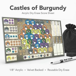 Könnte beinhalten: Eine Acryl-Trockenlösch-Score-Sheet für das Brettspiel Castles of Burgundy. Das Sheet zeigt ein Raster mit farbigen sechseckigen Feldern, einen schwarzen Samtbeutel, einen schwarzen Radiergummi und einen weißen Trockenlöschmarker.
