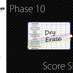 Könnte beinhalten: Ein trocken abwischbares Phase 10-Scoreblatt mit blauem Rand, weißem Raster und farbigen Linien. Die Worte "Dry Erase" sind auf dem Blatt geschrieben. Ein schwarz-weißer Whiteboard-Marker ist im Bild.