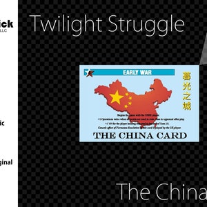 Op de afbeelding: Een kaart van China in rood en geel op een blauwe achtergrond met de tekst "EARLY WAR" en "THE CHINA CARD" in wit. De kaart is gemaakt van 3 mm dik plexiglas en heeft een fluwelen achterkant.