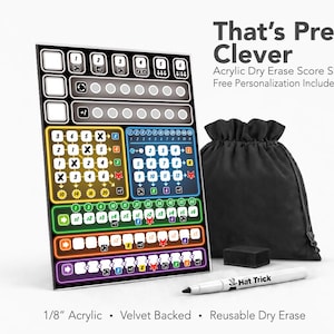 Könnte beinhalten: Eine trocken abwischbare Wertungstafel für das Brettspiel "That's Pretty Clever". Das Blatt hat mehrere farbige Abschnitte mit verschiedenen Wertungsoptionen. Enthalten sind ein schwarzer Samtbeutel, ein schwarzer Radiergummi und ein weißer Marker.
