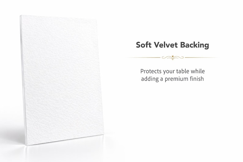 Op de afbeelding: Een rechthoekig wit object met een getextureerd oppervlak, geplaatst naast de tekst Soft Velvet Backing, Protects your table while adding a premium finish. Het object heeft een strak uiterlijk en een solide, rechtopstaande structuur.