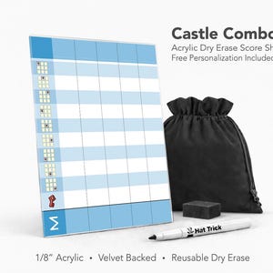 Op de afbeelding: Een blauw en wit acryl droog uitwisbaar scorebord met de tekst "Castle Combo". Inclusief een zwarte fluwelen zak, een zwarte gum en een witte whiteboard marker. Het scorebord is ongeveer 0,3 cm dik.