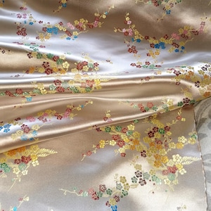 Lichtbeige gouden veelkleurige bloesem geborduurde zijdezachte satijn Chinese Oosterse brokaat stof 46&quot; breed prijs 1 werf