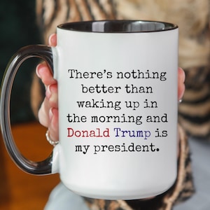 Taza &quot;Despertando y Trump es mi presidente&quot;, regalo de merchandising de la revista Trump, mercancía de Trump, taza de café de Donald Trump, regalo republicano