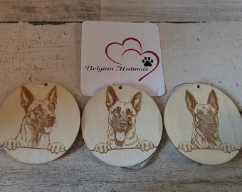 Ornamento personalizzato per cane belga Malinois inciso al laser su entrambi i lati.