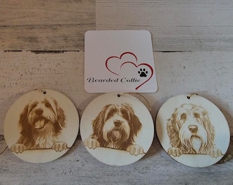 Ornamento per cane Bearded Collie personalizzato inciso al laser su entrambi i lati.