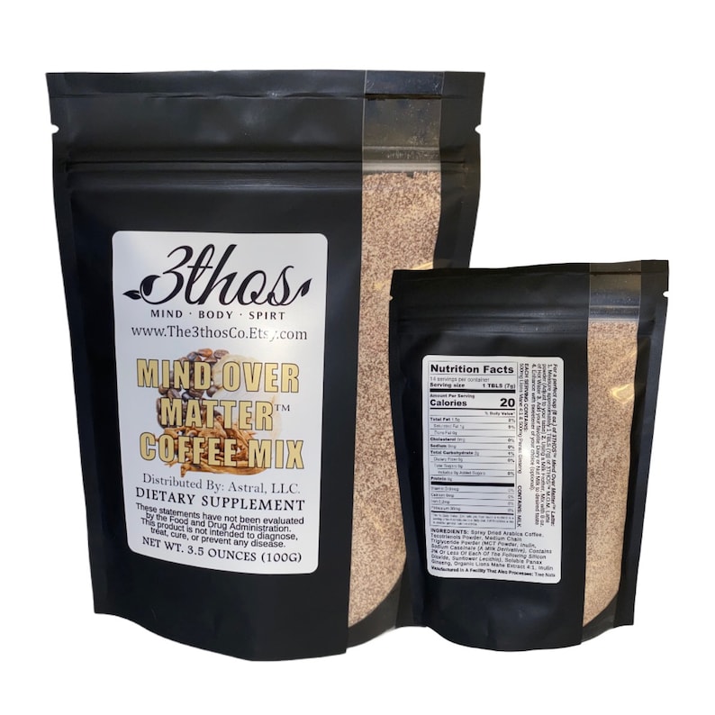 Pu&ograve; includere: Un sacchetto nero con un'etichetta bianca che recita "3thos Mind Body Spirit" e "Mind Over Matter Coffee Mix". Il sacchetto contiene una polvere marrone e ha un'etichetta con le informazioni nutrizionali sul retro. Il sacchetto pesa 3,5 once (100 g).