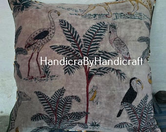 Op de afbeelding: Vierkant decoratief kussen met een jungle-thema print. Het ontwerp toont een flamingo, toekan en andere vogels, samen met palmbomen en een luipaard. De tekst "HandicraByHandicraft" is zichtbaar.