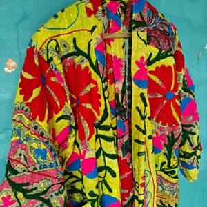 Handgefertigte Kantha Gesteppte Kimono Robe: Vintage Suzani Bestickte Jacke