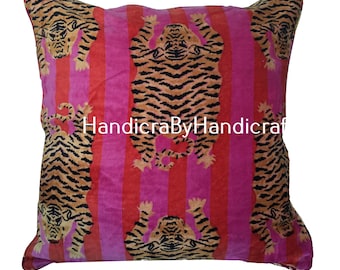 Op de afbeelding: Een vierkant decoratief kussen met een levendig ontwerp. Het kussen heeft een herhalend patroon van tijgers met zwarte strepen op een achtergrond van verticale rode en roze strepen. De tekst "HandicraByHandicraf" is zichtbaar.
