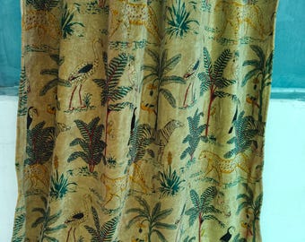 Könnte beinhalten: Ein beiger Stoff mit einem sich wiederholenden Dschungelmuster mit Leoparden, Zebras, Vögeln und Palmen. Das Design umfasst grünes und braunes Laub, wobei die Tiere in Gelb- und Brauntönen gehalten sind. Der Stoff ist drapiert und zeigt seine Textur und sein Design.