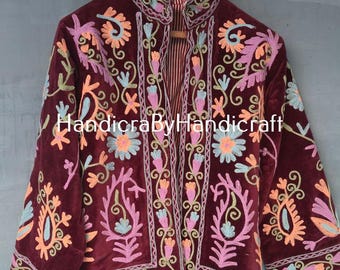Chaqueta suzani de terciopelo bordado: abrigo acolchado kantha indio