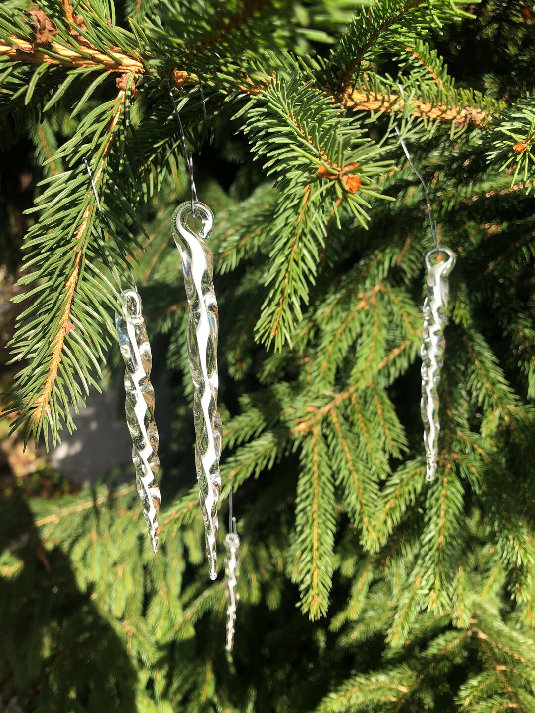 Gläserne Eiszapfen für den Weihnachtsbaum, mundgeblasener