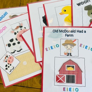 Puede incluir: Un conjunto de tarjetas educativas con el tema de Old McDonald Had a Farm. Cada tarjeta presenta un animal de granja diferente, una imagen del animal y el sonido que hace. Las tarjetas están impresas en cartulina blanca con bordes rojos. Las tarjetas están diseñadas para ayudar a los niños a aprender sobre los animales de granja y sus sonidos.