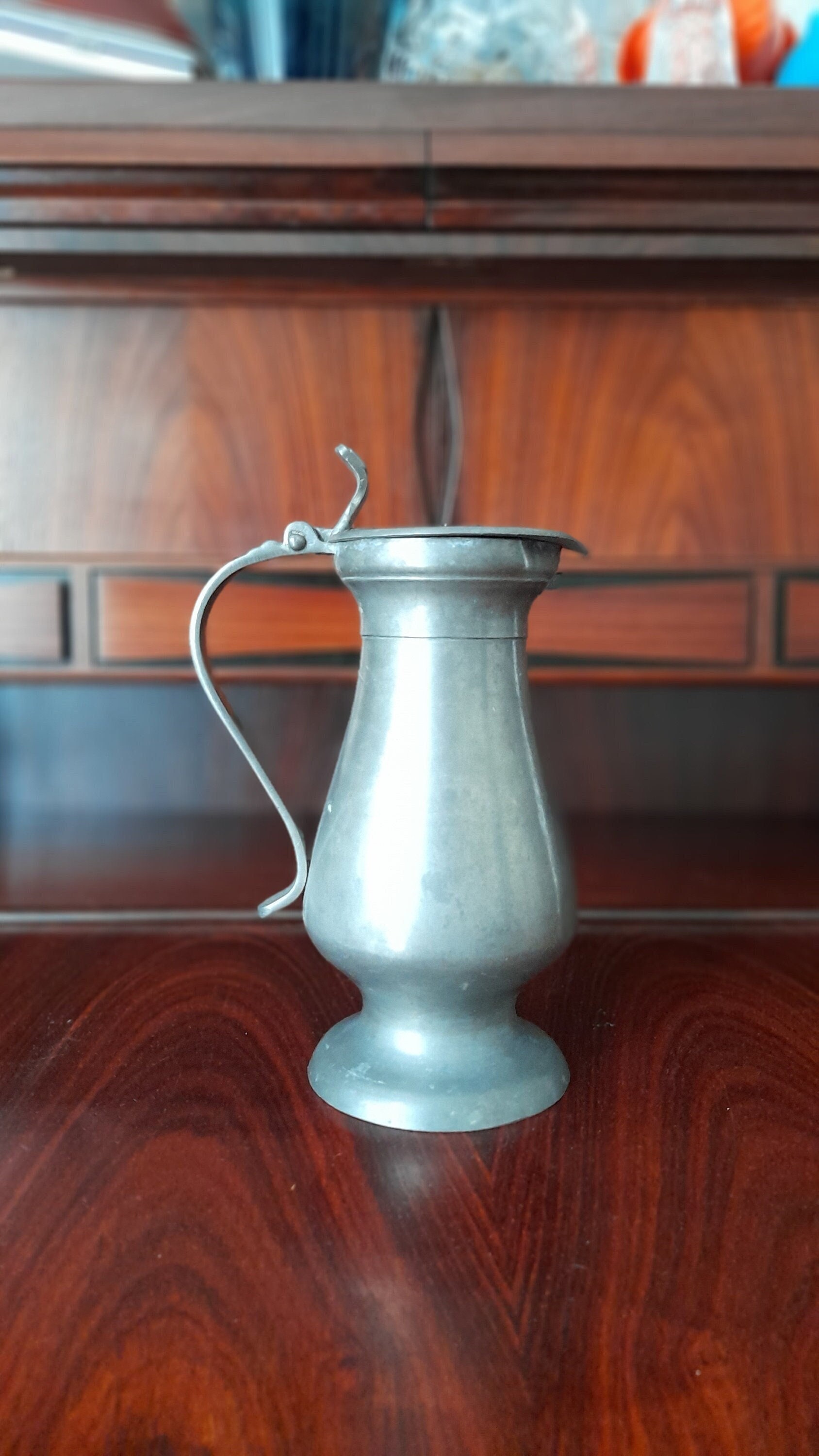 PETIT VASE SOLIFLORE en étain signé Art Nouveau à décor floral et buste PETIT VASE SOLIFLORE en étain signé Art Nouveau à décor floral et buste
