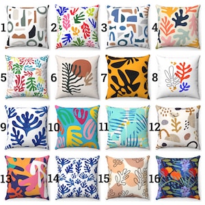 Può includere: Set di 16 federe per cuscini colorate con motivi geometrici e floreali astratti. I cuscini sono tutti quadrati e hanno uno sfondo bianco con diversi colori e motivi.