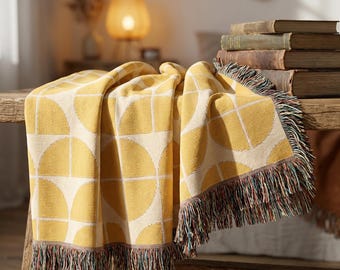 Coperta in cotone con motivi geometrici color giallo senape, biancheria da letto in stile boho-chic moderno di metà secolo.