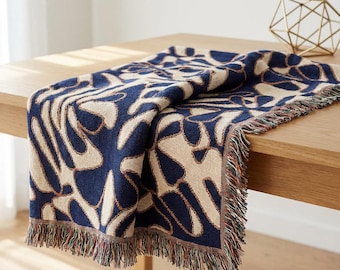 Couverture tissée bleu nuit, jeté de franges géométriques en coton, couvre-lit moderne Mid-Century, déco Japandi bleu foncé
