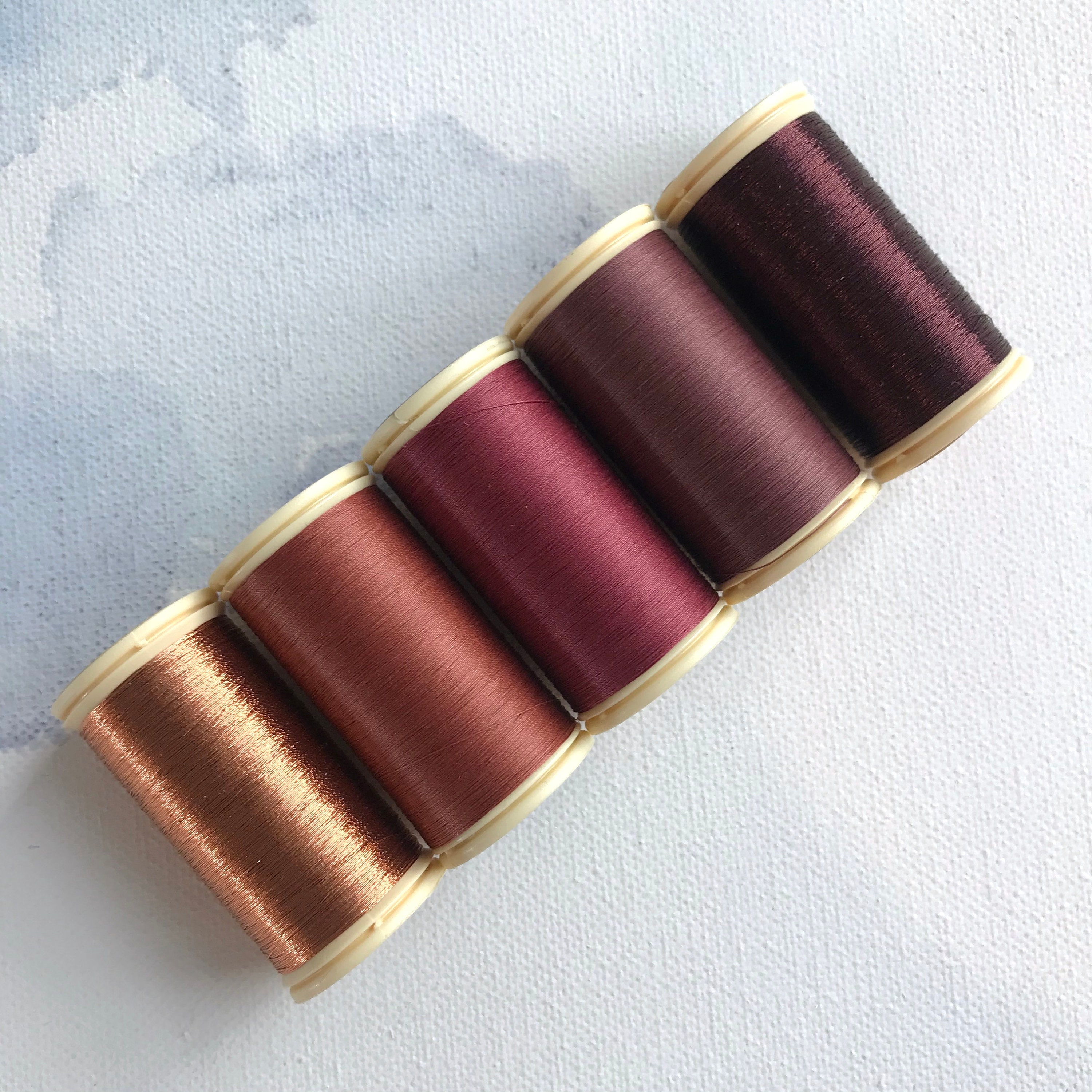 Sajou No. 458 Plum, Waxed Cotton Gloving Thread, Fil Au